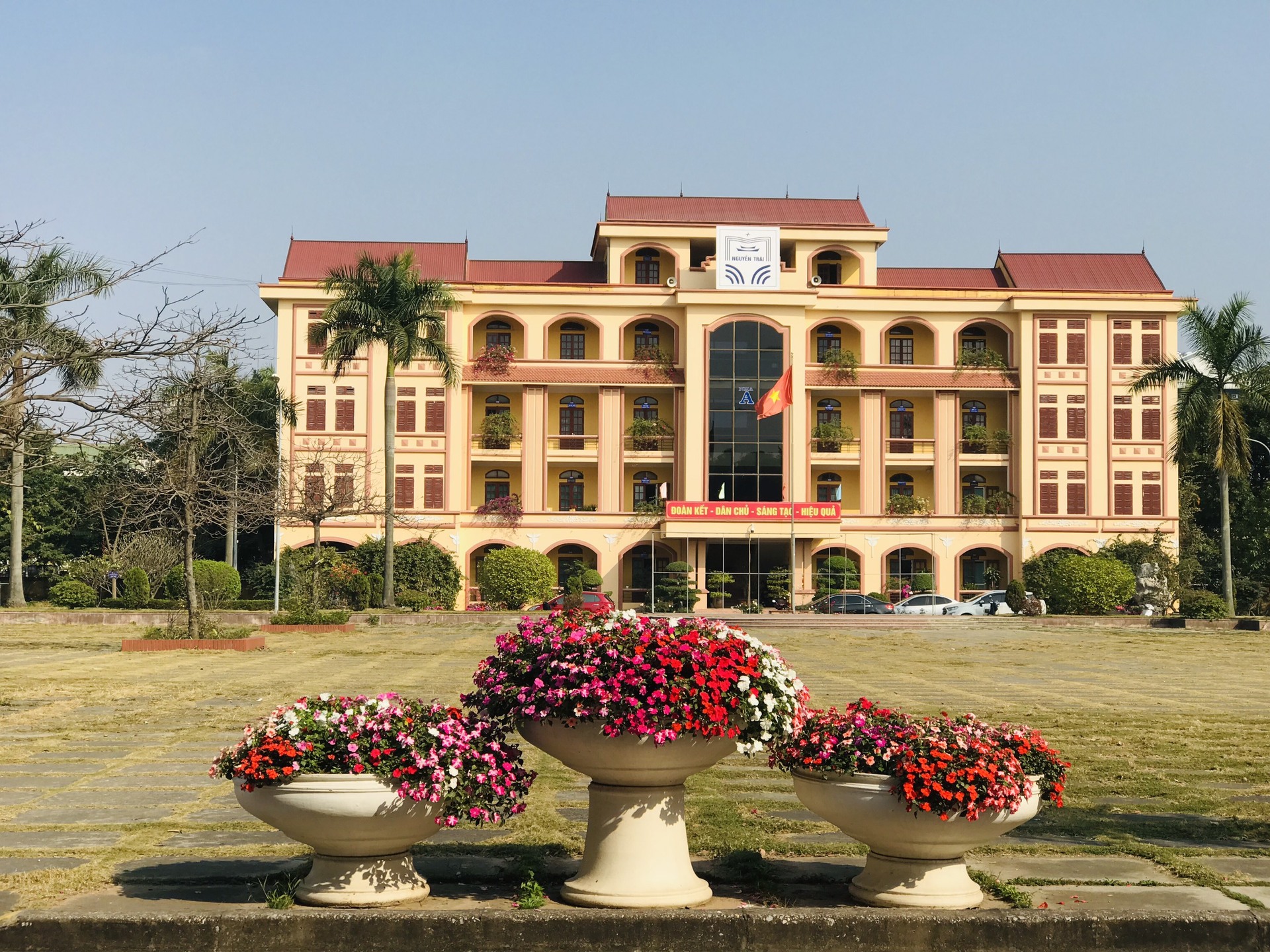 Thầy trò chuyên Nguyễn Trãi tạm dừng đến trường, không dừng việc dạy- học.